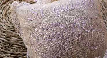 cojin novios para anillos boda con frase sí quiero y nombres novios