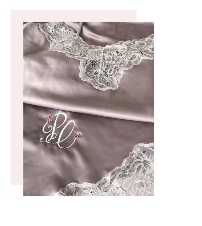 camison color salmón con puntilla Blanca e iniciales blancas bordadas de futura novia en forma de sello con flores
