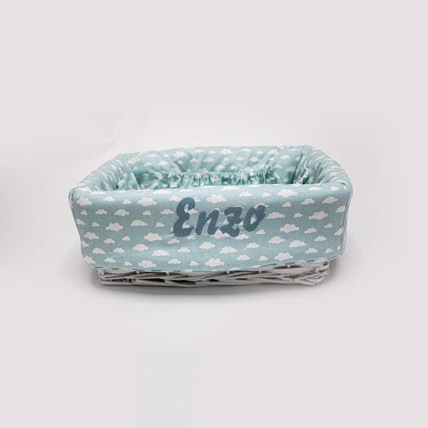 cesta infantil forrada con tela verde pastel con nubes blancas y nombre de Enzo en verde más oscuro
