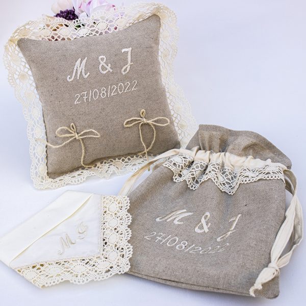 conjunto cojin alianzas y saquito y pañuelo para boda personalizado con iniciales y fecha del enlace
