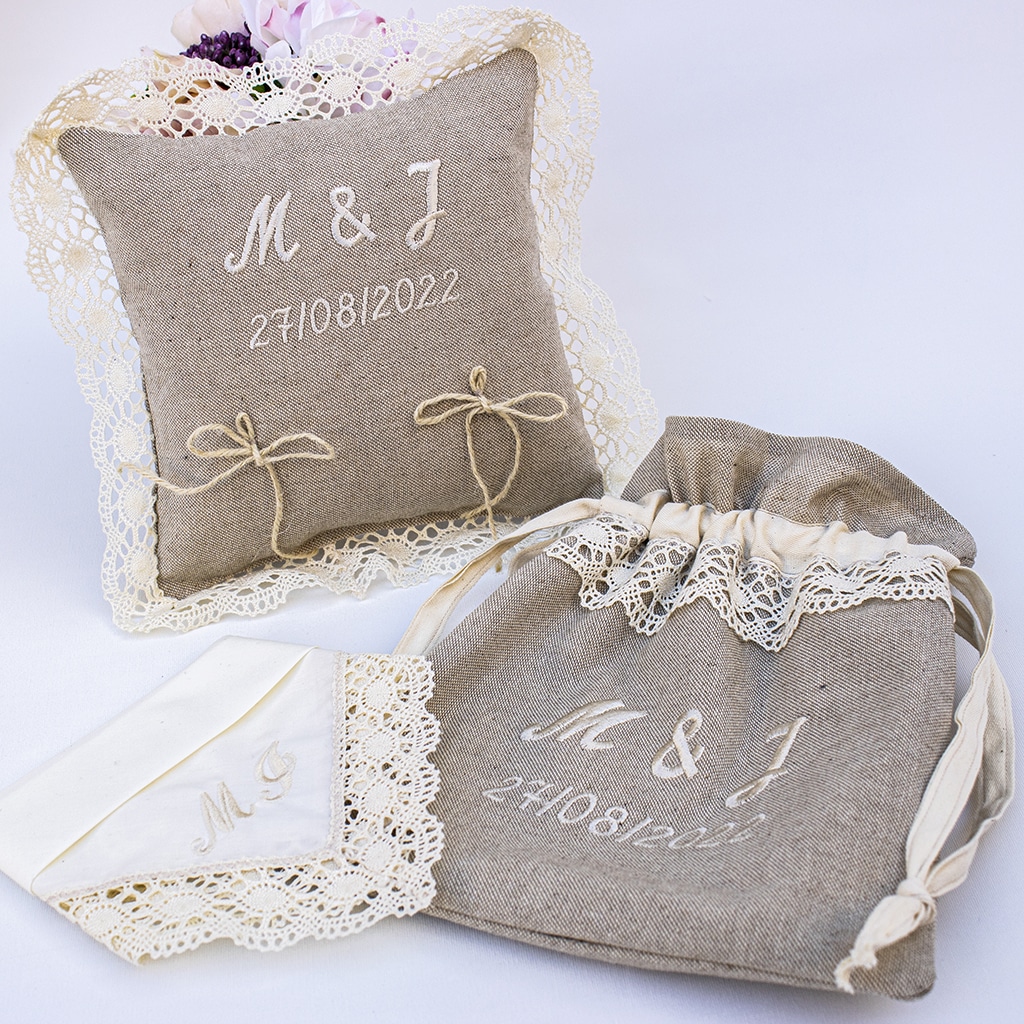 conjunto cojin alianzas y saquito y pañuelo para boda personalizado con iniciales y fecha del enlace