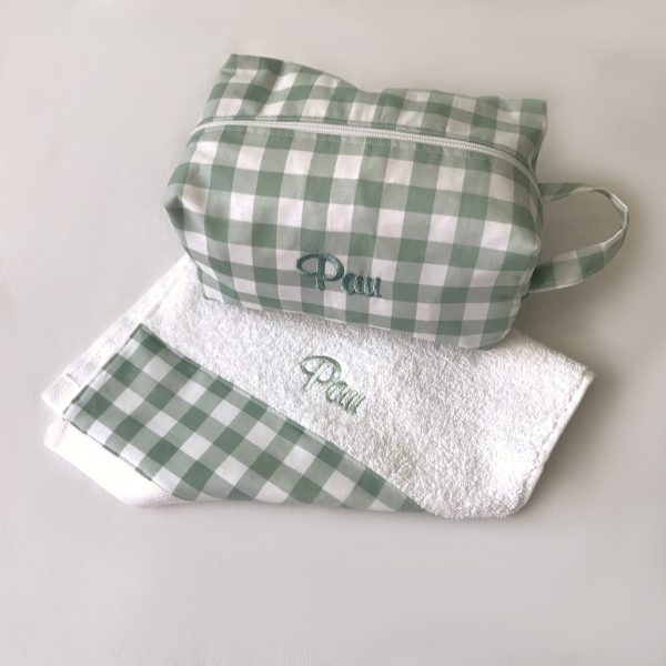 conjunto neceser toalla vichy verde y blanco personalizado con nombre Pau