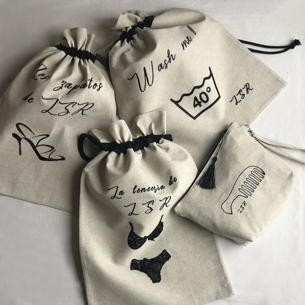 conjunto viaje lino bordado personalizado con iniciales en lino crudo y bordado y cordones en color negro