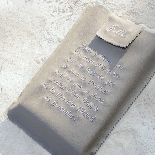 funda libro personalizado con cita de Cervantes