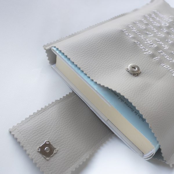 funda libro personalizado con cita de Cervantes
