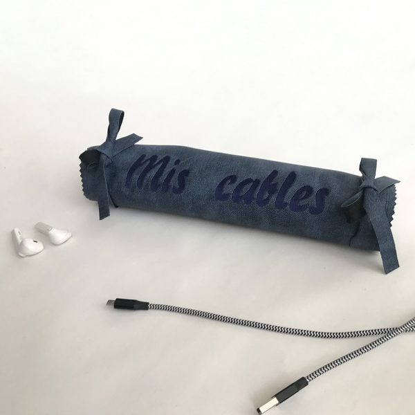 organizador de cables portátil realizado con polipiel y personalizado con bordado del mismo tono azul y cerrado con lazos a los laterales