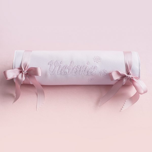 organizador accesorios pelo de color rosa con lazos y nombre Victoria