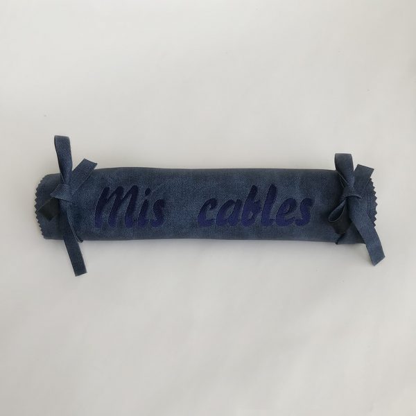 organizador de cables portátiles realizado con polipiel y personalizado con bordado del mismo tono azul y cerrado con lazos a los laterales
