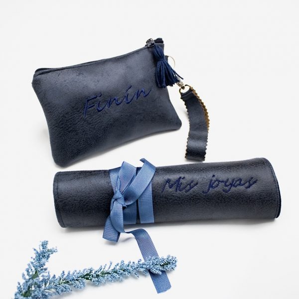 conjunto joyero y monedero con nombre en polipiel azul oscuro y lazo azul claro
