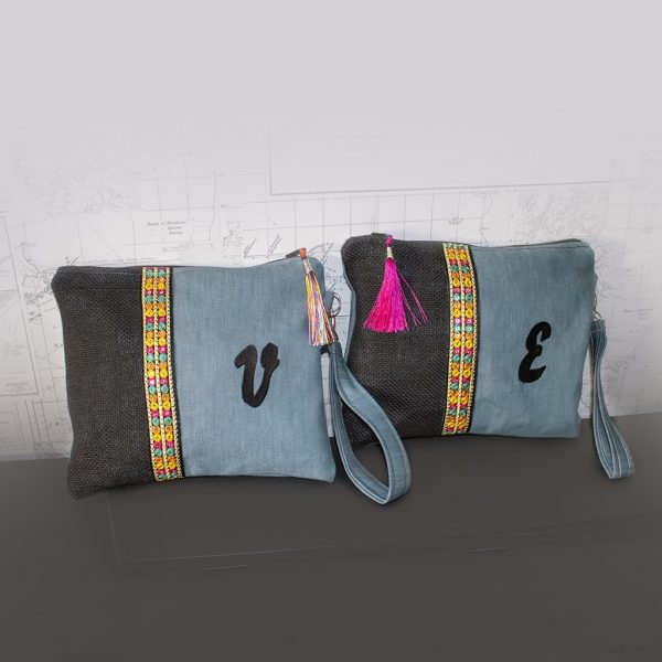 bolsos con asa diseño combinado e inicial bordada