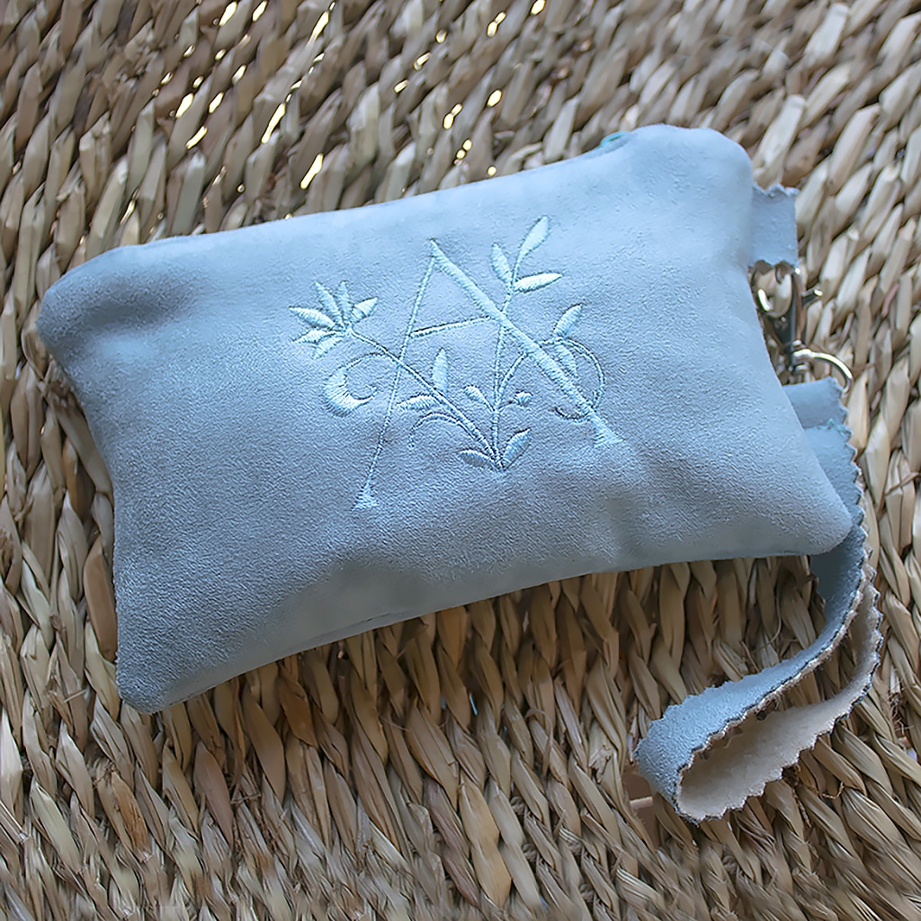 cartera de mano inicial bordada