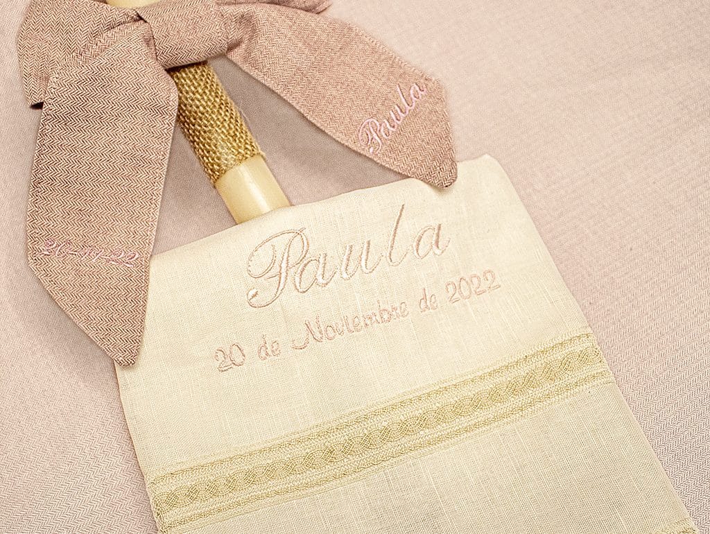 conjunto bautizo toalla hilo y vela, todo personalizad con nombre y fecha
