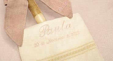 conjunto bautizo toalla hilo y vela, todo personalizad con nombre y fecha