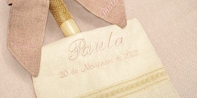 conjunto bautizo toalla hilo y vela, todo personalizad con nombre y fecha