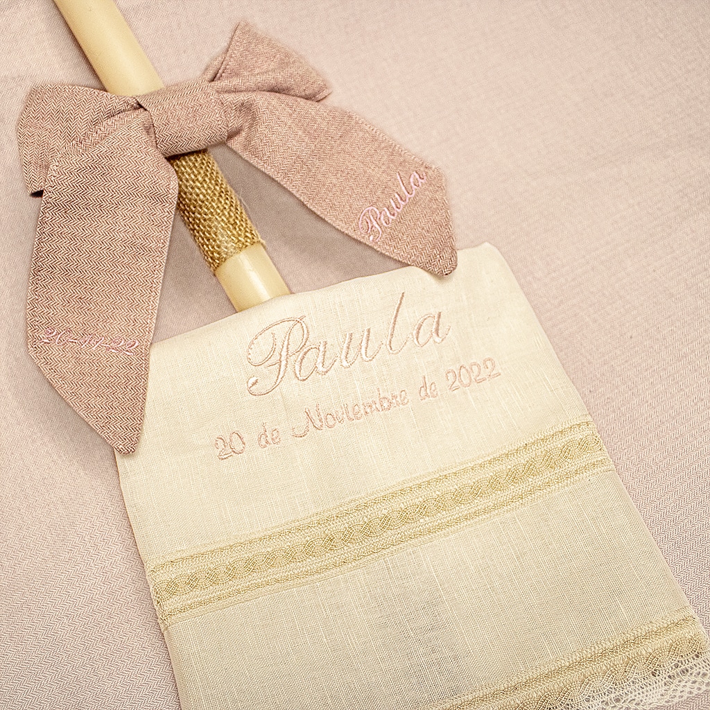 conjunto bautizo toalla hilo y vela, todo personalizad con nombre y fecha