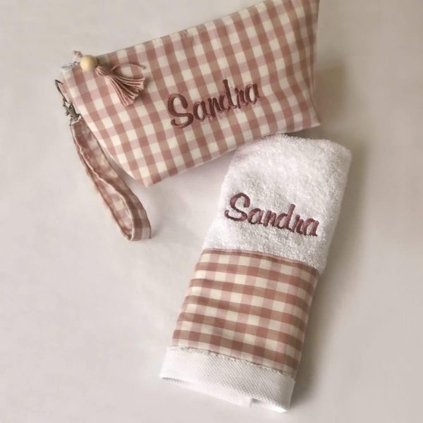 neceser con toalla infantil en vichy con nombre Sandra en rosa
