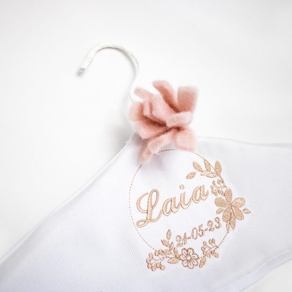 percha personalizada con nombre y fecha para vestido de comunion
