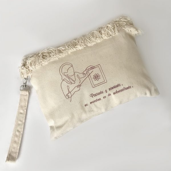 cartera de diseño artesanal con dibujo de profesora y frase personalizada con dedicatoria