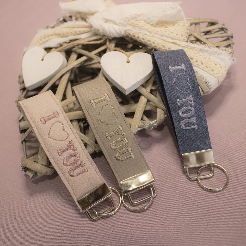 llaveros para enamorados con frase "I love you"