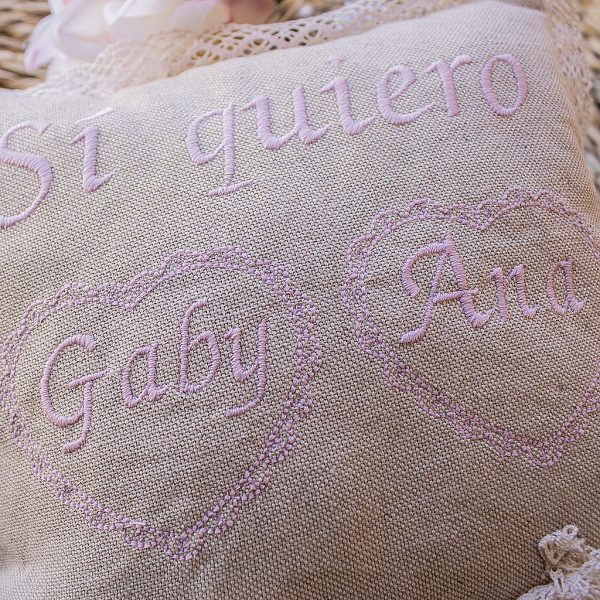 cojin bordado si quiero para boda